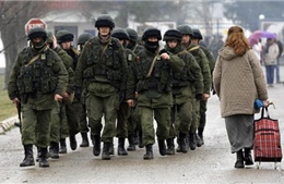 Ukraine giải tán lữ đoàn dù đầu hàng phe biểu tình
